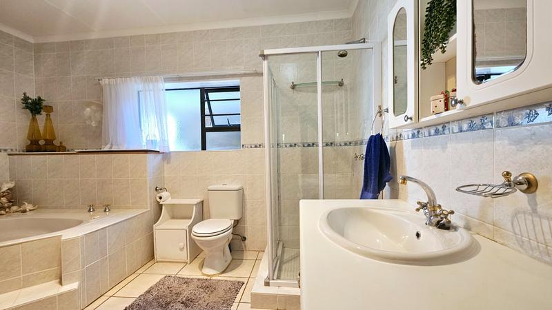 6 Bedroom Property for Sale in Fraaiuitsig Western Cape